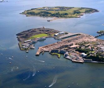 The Uisce Éireann 2020 Major Projects Contractor Safety Award and three Uisce Éireann workers by the sea